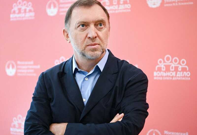 Миллиардер Олег Дерипаска объяснил значение «Распятия», которое находится под чехлом его телефона