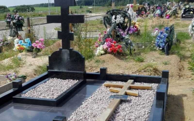 В Чите сожгли венки на могиле погибшего военного