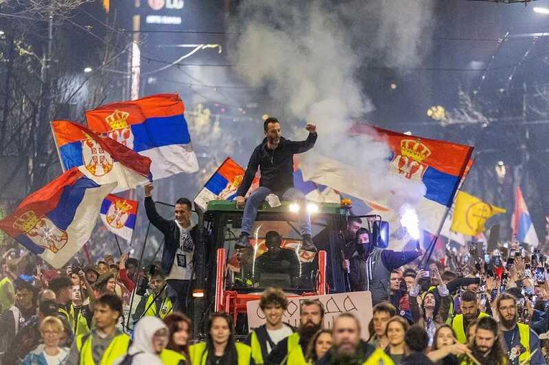 В Белграде водитель въехал в толпу протестующих студентов