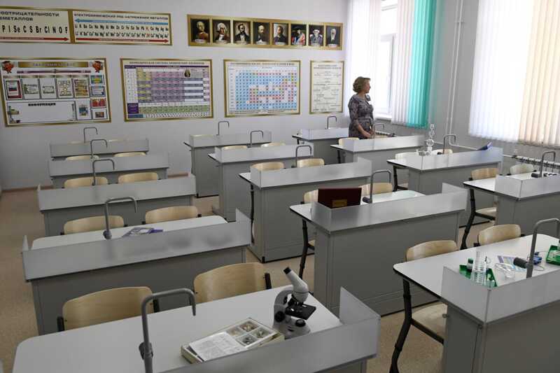 В одной из школ Красноярска отец со стулом набросился на тех, кто обижал его сына