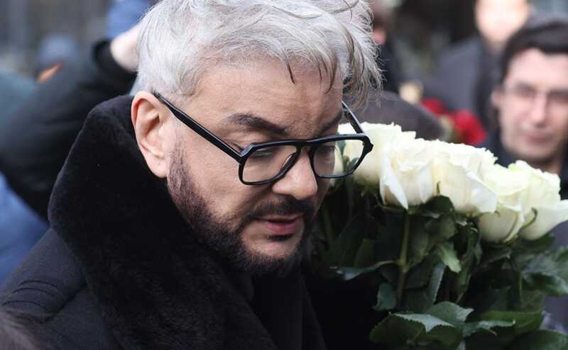 Артист Филипп Киркоров заплакал у гроба отца