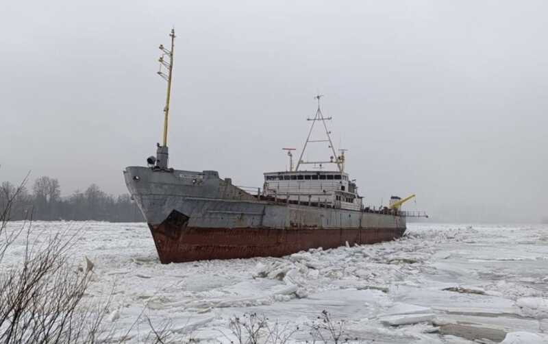 В Санкт-Петербурге отбуксировали застрявший во льдах сухогруз на стоянку