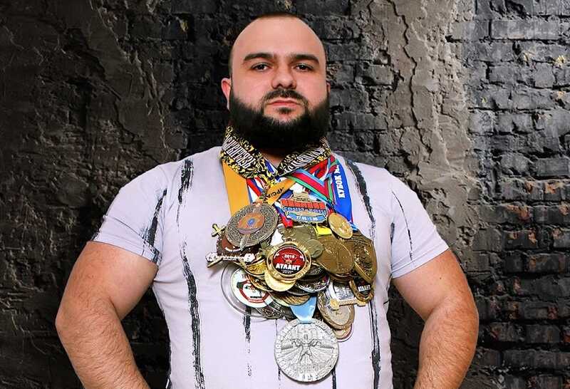 Чемпион мира по жиму лежа Владимир Ванян провел эфир в пьяном виде и привлек внимание правоохранителей