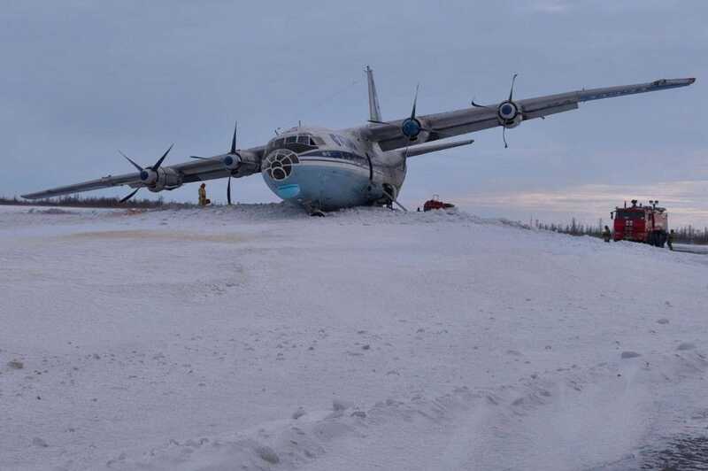В аэропорту Нового Уренгоя самолет Ан-12 опрокинулся из-за неисправности стойки шасси
