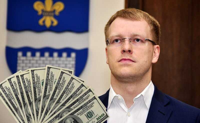 What is Daugavpils Mayor Andrejs Elksnins doing at the Roscongress, where does he get the money to fund his party, and why does all this resemble Ukraine?
