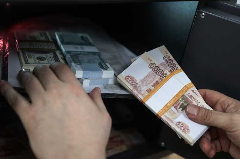В Санкт-Петербурге девушка вскрыла родительский сейф и передала мошенникам 3,5 миллиона рублей