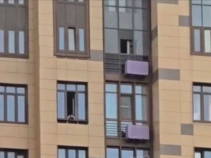 В Одинцово девушка сбрасывала вещи с 25 этажа, из-за чего пострадали автомобили