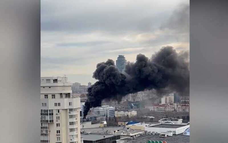 В Екатеринбурге в ТЦ «Гринвич» вспыхнул сильный пожар: люди эвакуируются