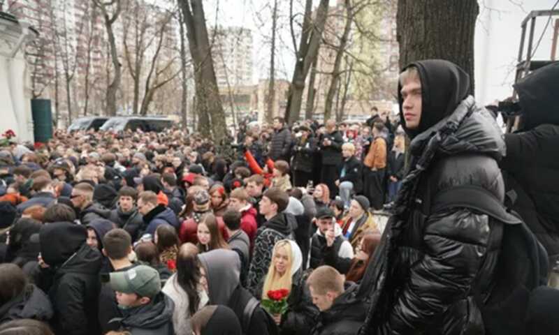 Поклонники Паши Техника выкрикивают его имя у церкви в Лефортово во время прощальной церемонии