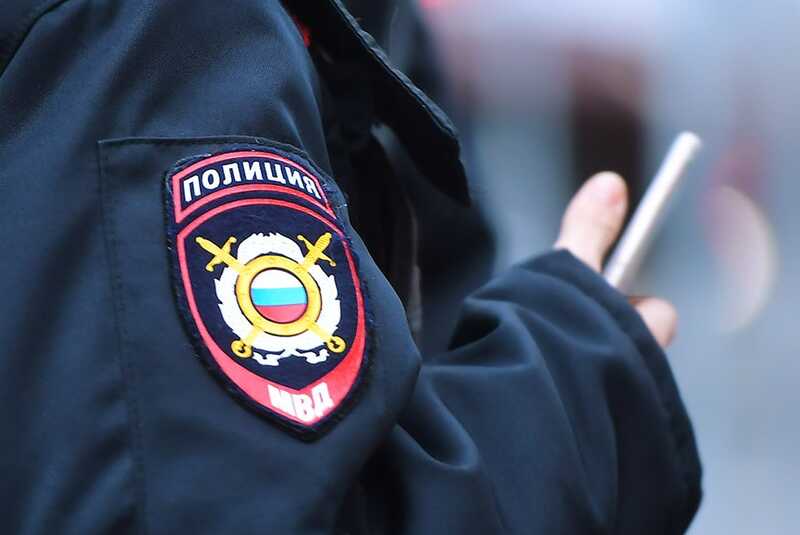 Полиция в Новороссийске заставила мужчину отмывать служебное авто после акта вандализма