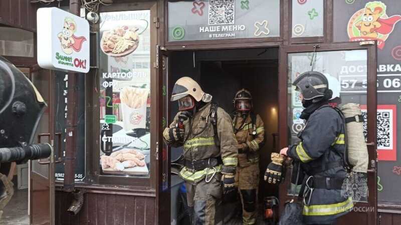 В одном из тюменских торговых центров вспыхнул пожар в кафе